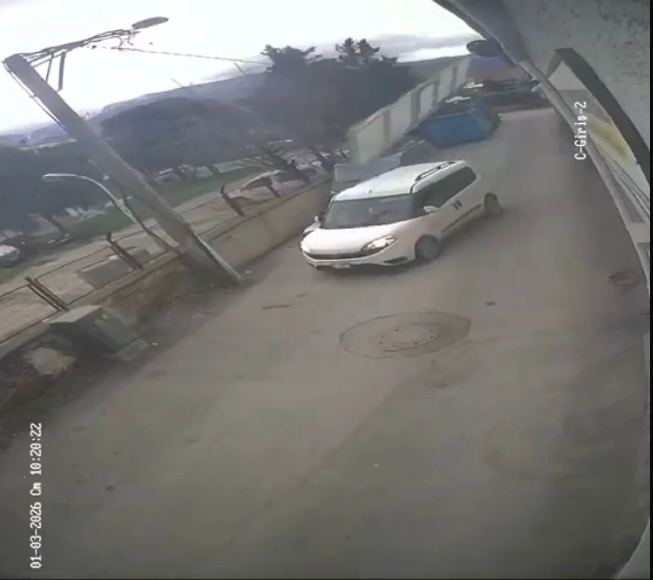 Bursa&rsquo;da &ccedil;atı ve prefabrik evler b&ouml;yle u&ccedil;tu, ağa&ccedil;lar kırıldı
