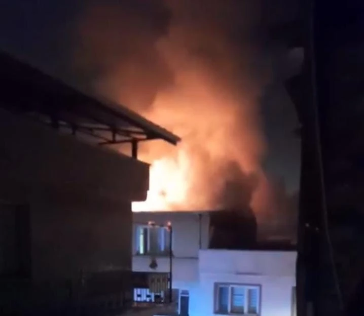 Bursa&rsquo;da &ccedil;atı yangını mahalleyi ayağa kaldırdı
