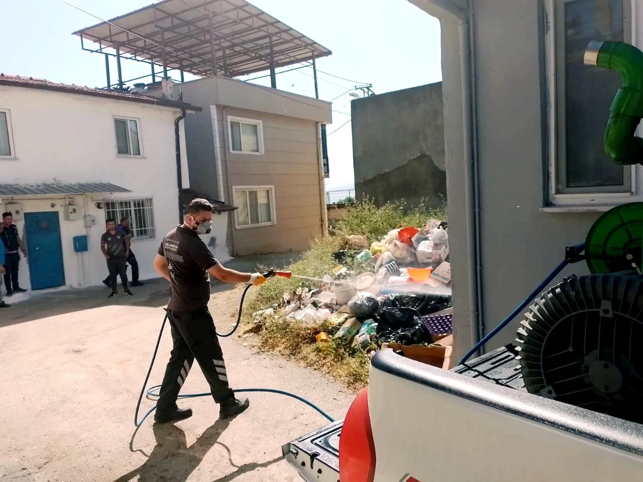 Bursa’da çöp ev mahalleyi canından bezdirdi
