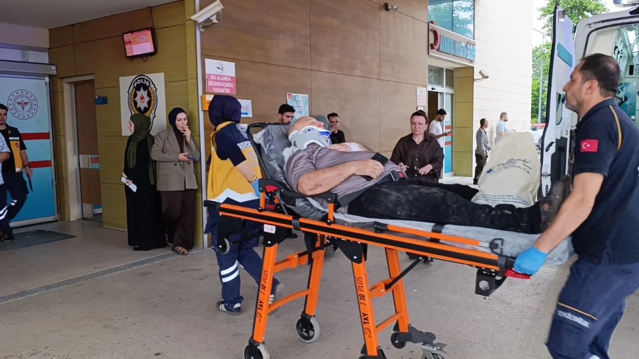 Bursa&rsquo;da devrilen kamyonun s&uuml;r&uuml;c&uuml;s&uuml; yaralandı

