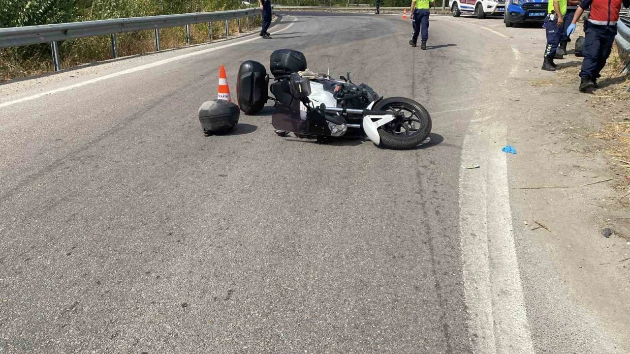 Bursa’da devrilen motosiklet bariyerlere çarptı: Baba öldü, kızı ağır yaralandı
