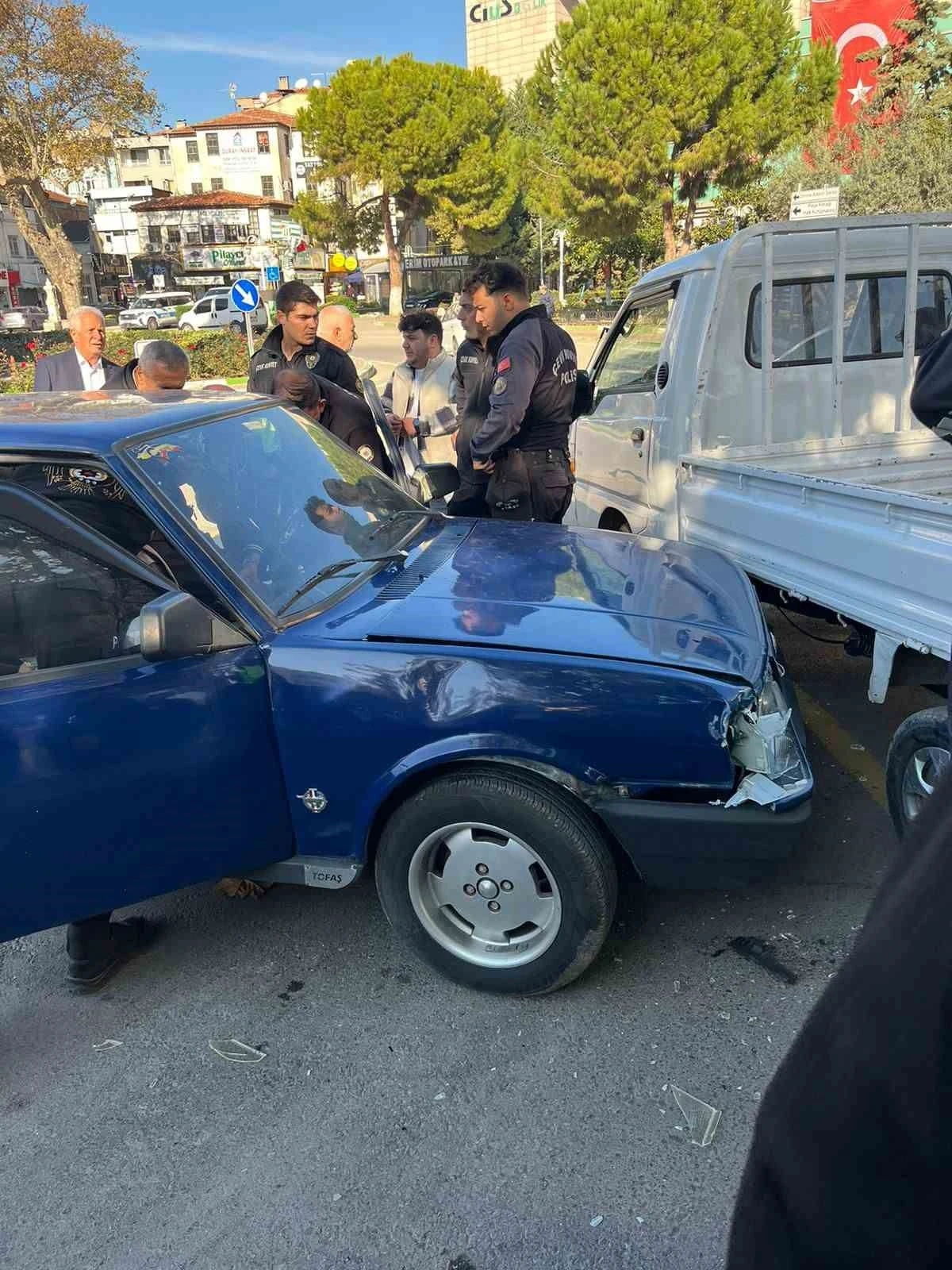 Bursa’da direksiyon hakimiyetini kaybeden sürücü kamyonete çarptı
