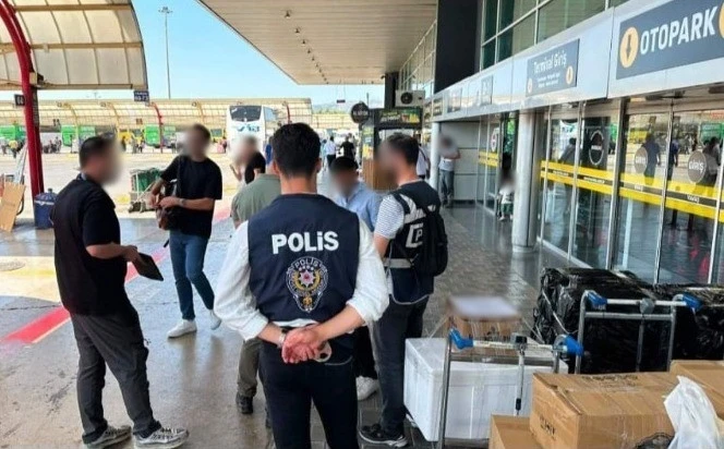 Bursa&rsquo;da d&uuml;zensiz g&ouml;&ccedil;menlere karşı operasyon
