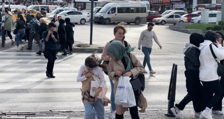 Bursa&rsquo;da etkili r&uuml;zgar vatandaşlara zor anlar yaşattı
