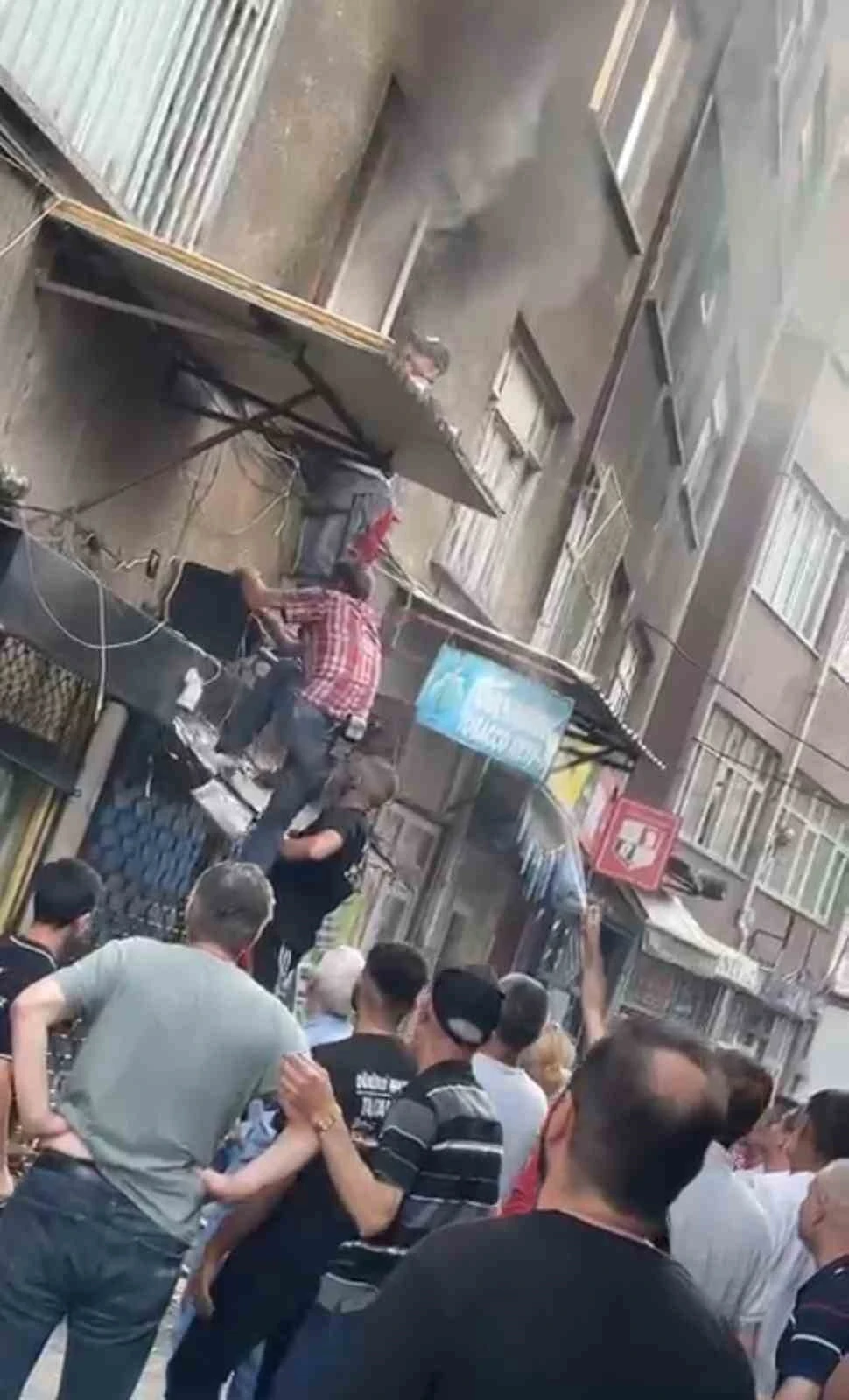 Bursa’da evde çıkan yangında alevlerin arasında kalan kadını mahalleli kurtardı
