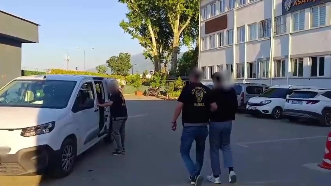 Bursa&rsquo;da film gibi takip: 150 saatlik kamera incelemesiyle &ccedil;alınan 3 ara&ccedil; bulundu, 2 hırsız tutuklandı
