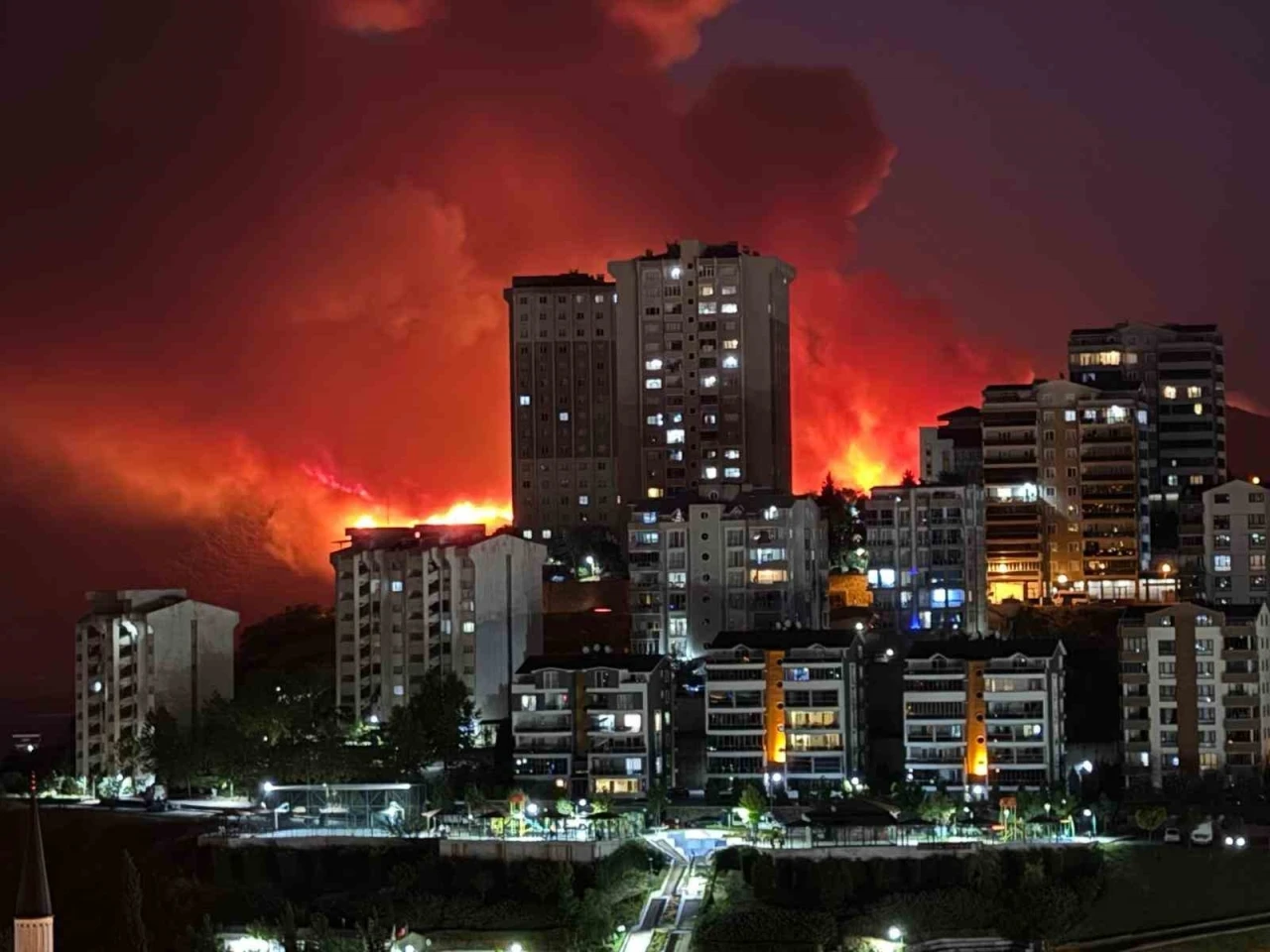 Bursa’da gecenin karanlığı yangının alevleriyle aydınlandı

