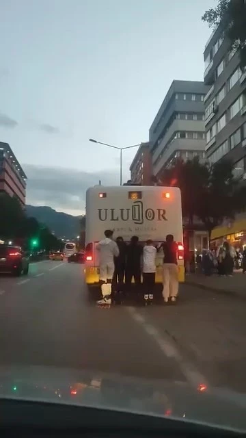 Bursa’da gençlerin tehlikeli yolculuğu
