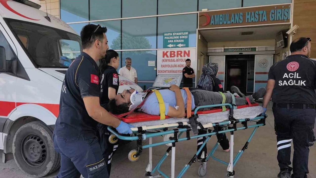 Bursa’da hafif ticari araç kamyonetle çarpıştı: 3 yaralı
