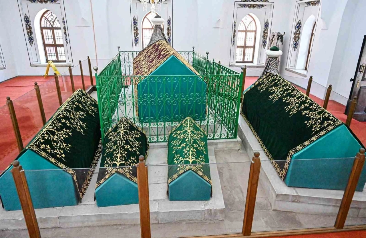Bursa&rsquo;da hanedan t&uuml;rbelerindeki puşideler yenileniyor

