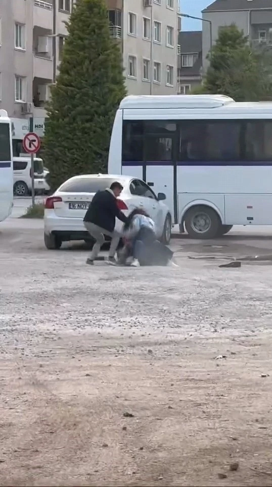 Bursa’da iki genç kızın kavgası kamerada
