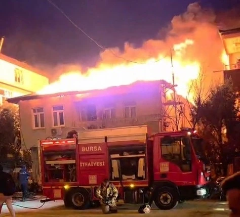 Bursa&rsquo;da iki katlı evin &ccedil;atısı alevlere teslim oldu
