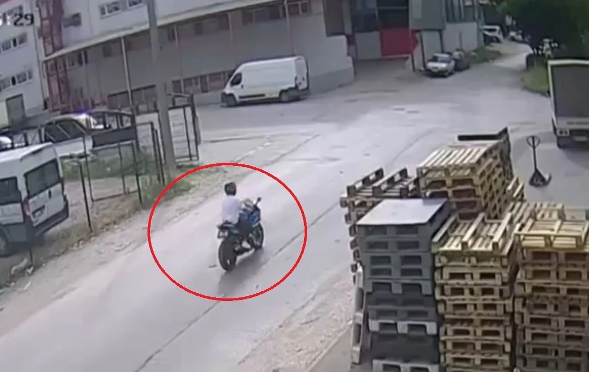 Bursa’da iki motosikletinin karıştığı kaza kamerada: 2 yaralı
