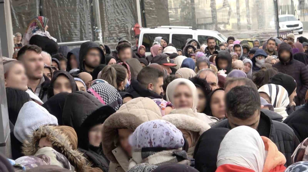 Bursa&rsquo;da indirim izdihamı: 100 liralık alışveriş i&ccedil;in dondurucu soğukta saatlerce beklediler
