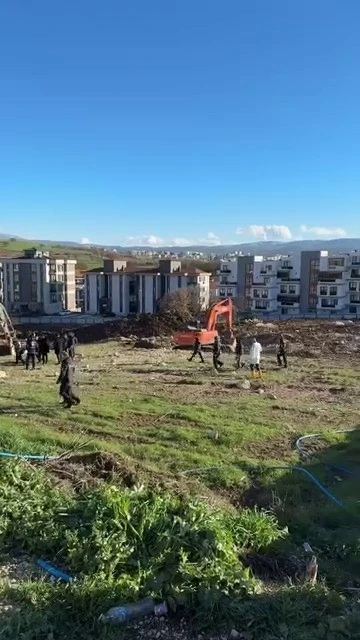 Bursa&rsquo;da inşaat sahasında patlama kontrolden &ccedil;ıktı... Ara&ccedil;lar, binalar hasar aldı
