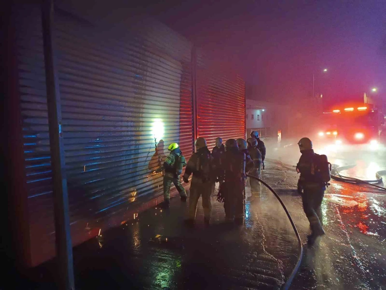 Bursa&rsquo;da iş yeri yangını: Alevler &ccedil;evredeki işletmelere sı&ccedil;radı
