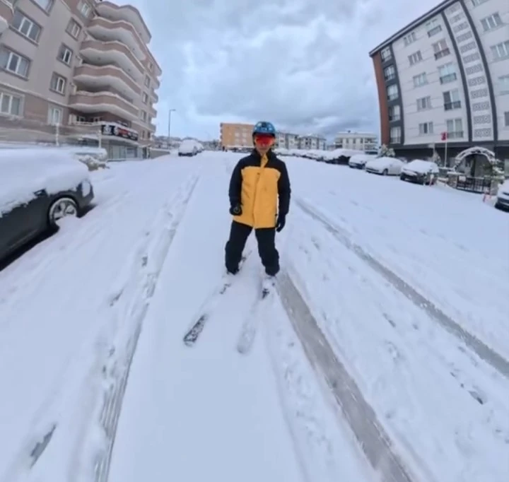 Bursa&rsquo;da işe kayakla gitti
