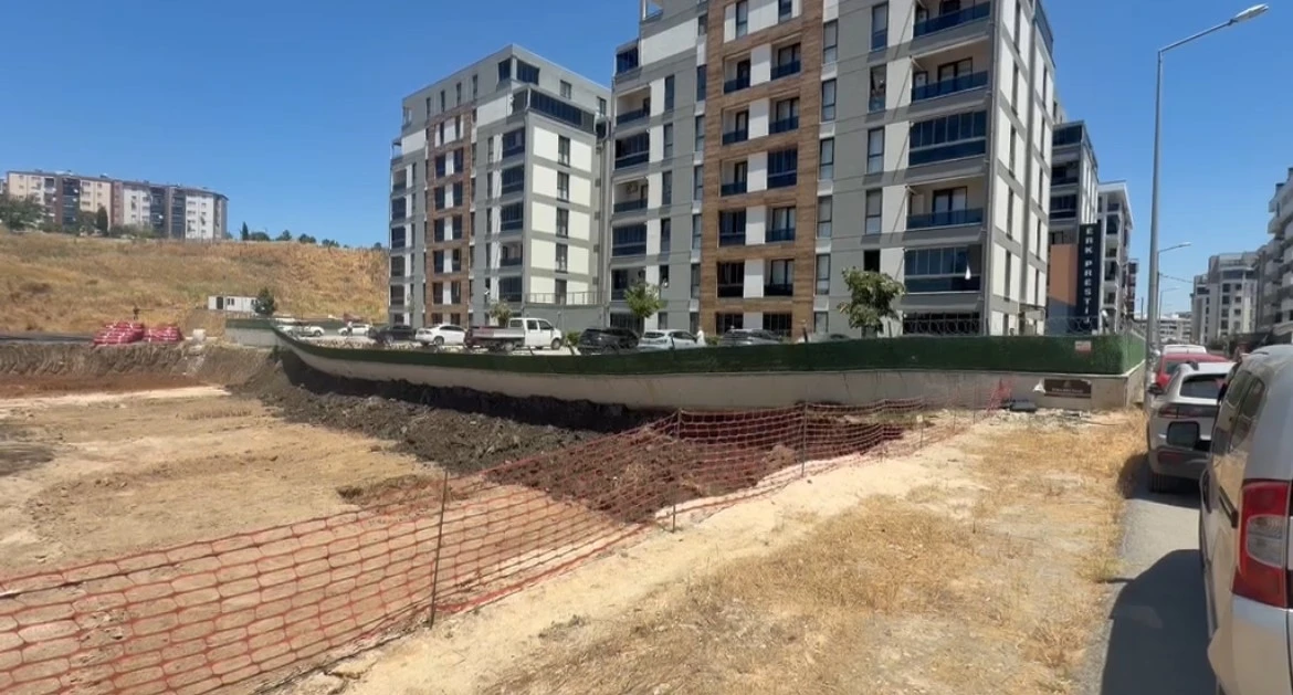Bursa&rsquo;da istinat duvarı &ccedil;&ouml;kt&uuml;, site sakinleri zamanla yarıştı
