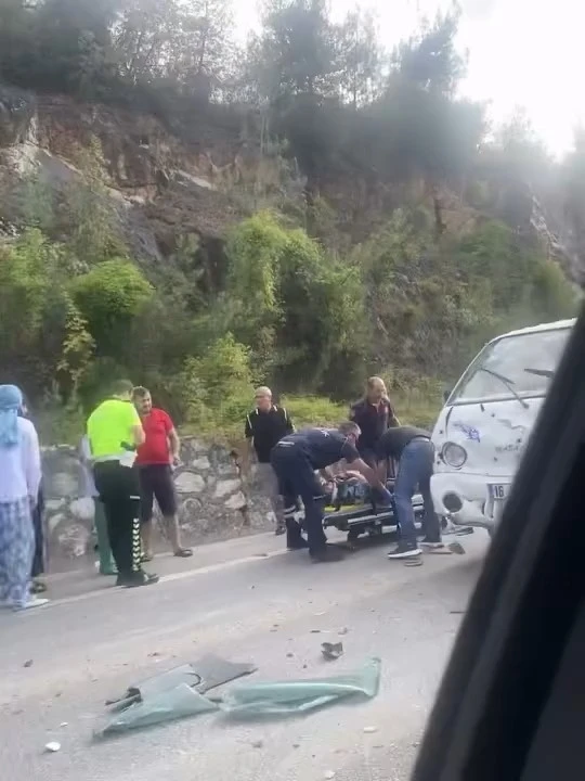 Bursa’da kamyonet otomobile çarptı: 4 yaralı

