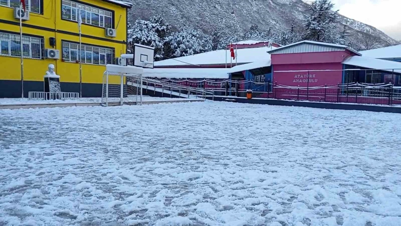 Bursa&rsquo;da kar yağışı eğitimi de etkiledi
