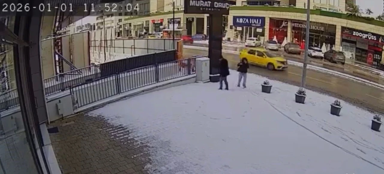 Bursa&rsquo;da karla kaplanan kaldırımda kalp &ccedil;izdiler, g&uuml;venlik kamerasını izleyenlerin i&ccedil;i ısındı
