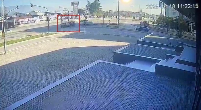 Bursa&rsquo;da kırmızı ışık ihlali kazayı b&ouml;yle getirdi : 2 kadın yaralı
