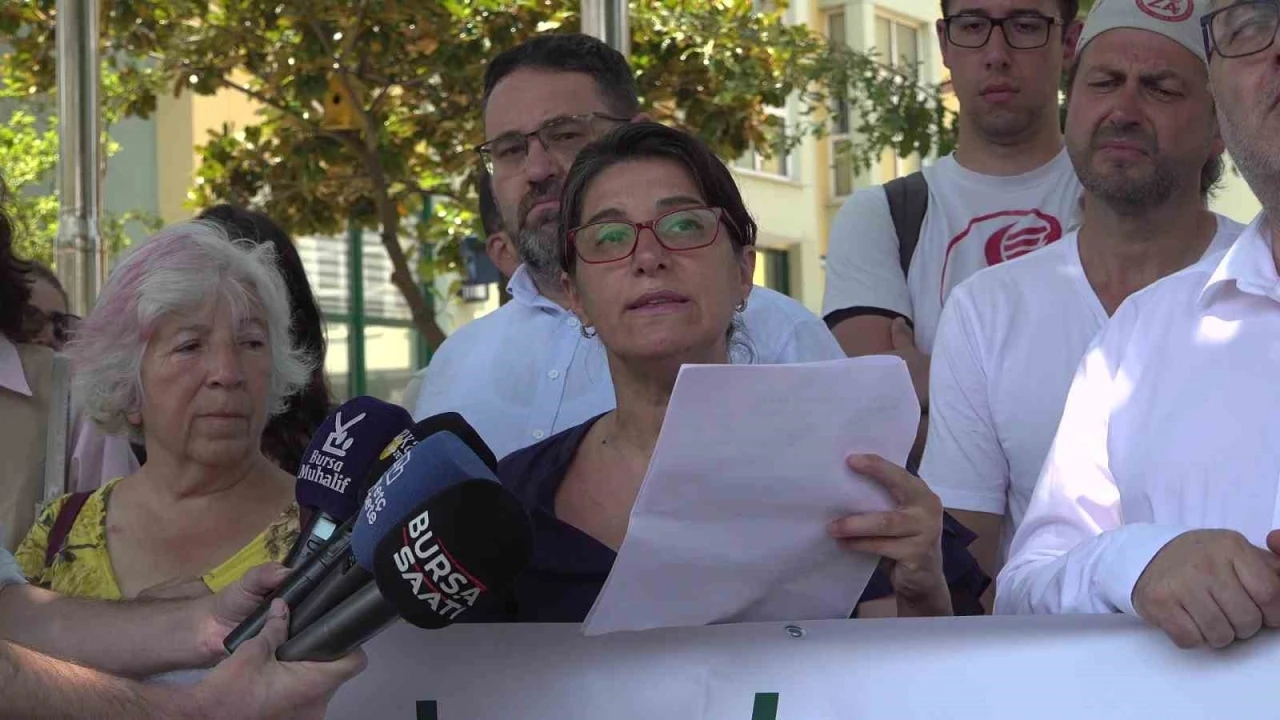 Bursa&rsquo;da kızıl geyik av ihalesine geyik kost&uuml;ml&uuml; protesto
