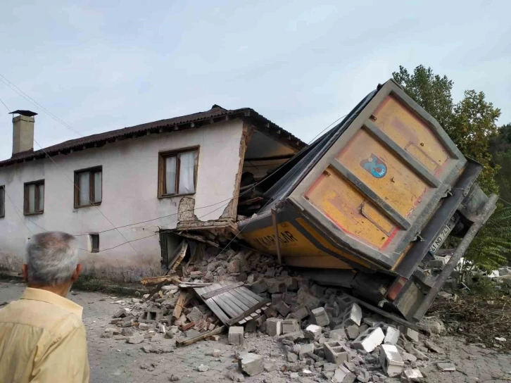 Bursa’da kontrolden çıkan kamyon eve daldı
