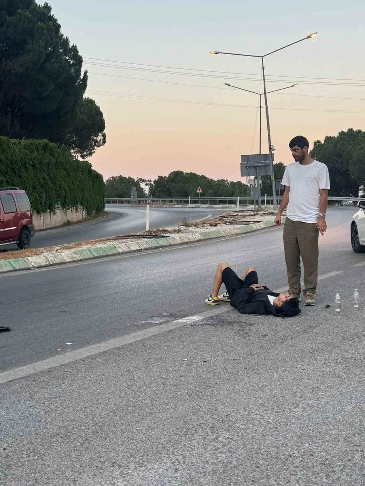 Bursa&rsquo;da kontrolden &ccedil;ıkan motor yan yattı: 2 yaralı

