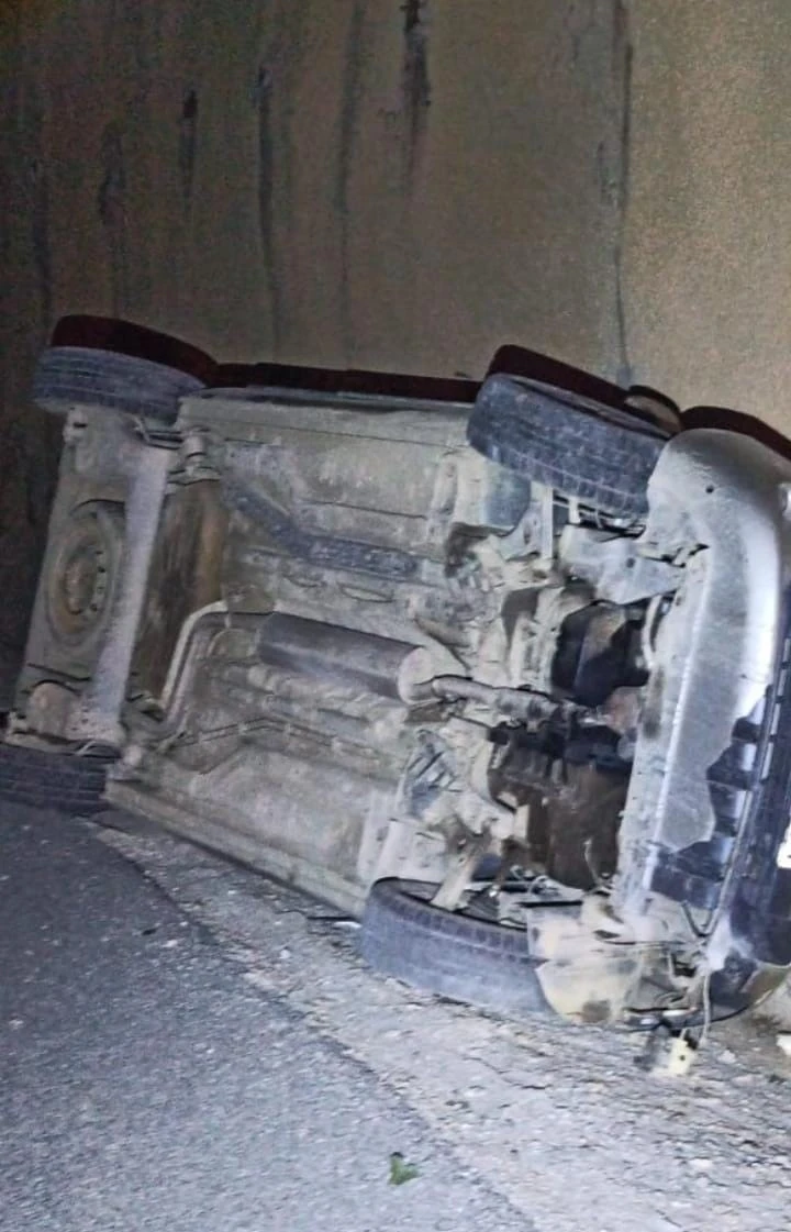 Bursa’da kontrolden çıkan otomobil devrildi
