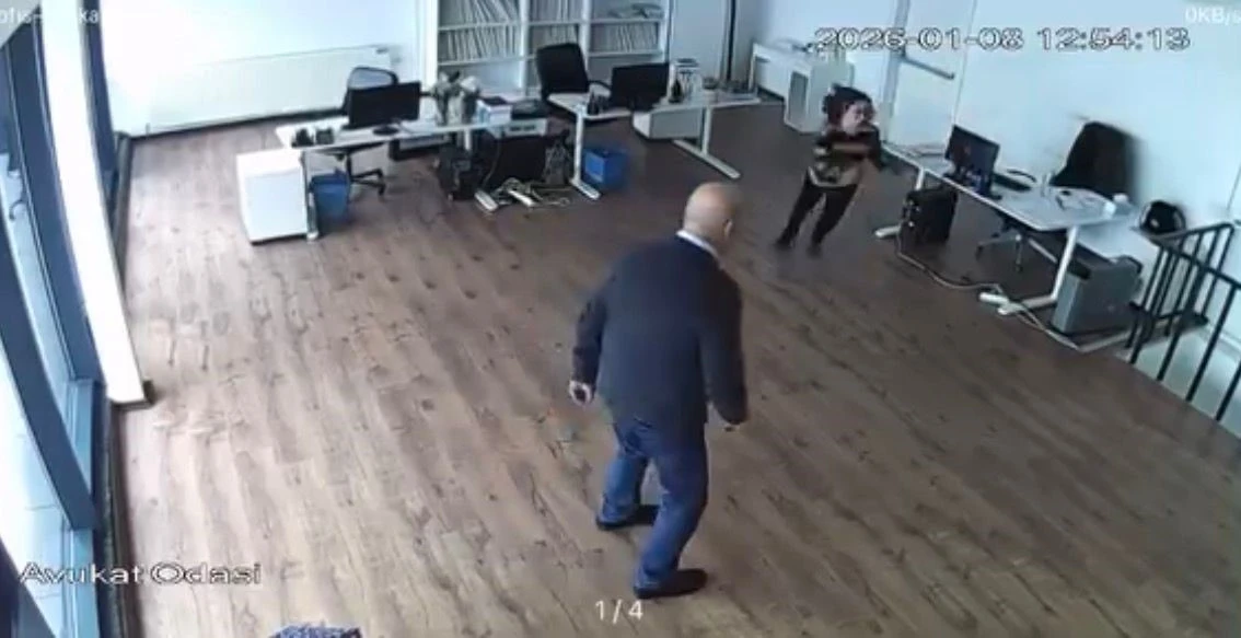 Bursa&rsquo;da lodos dehşeti: Plazanın tavanı &ccedil;&ouml;kt&uuml;, facia kıl payı atlatıldı
