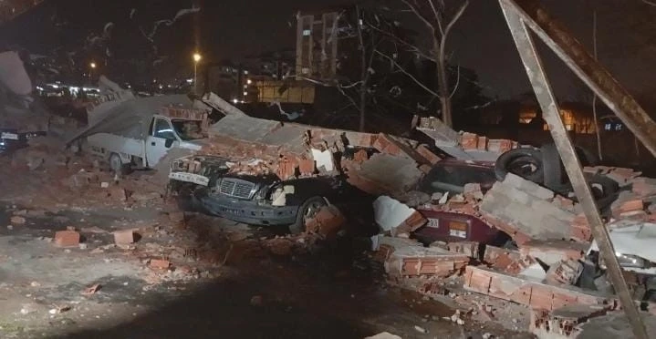 Bursa&rsquo;da lodos duvarı devirdi, altında kalan 10 ara&ccedil; hasar g&ouml;rd&uuml;
