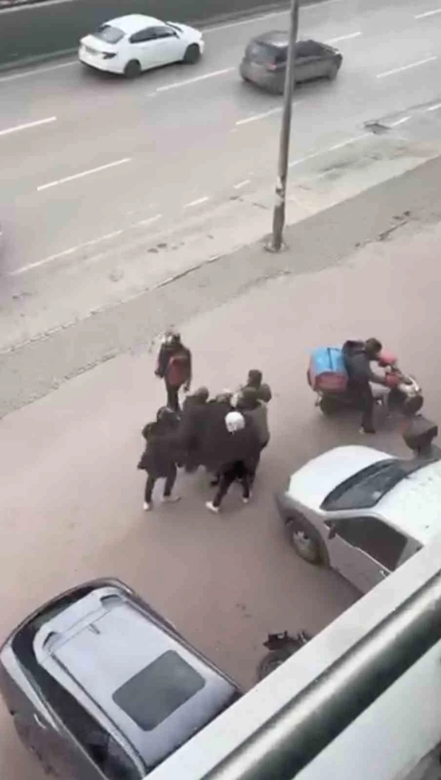 Bursa&rsquo;da lodosa yakalanan yaşlı kadına kuryeler siper oldu
