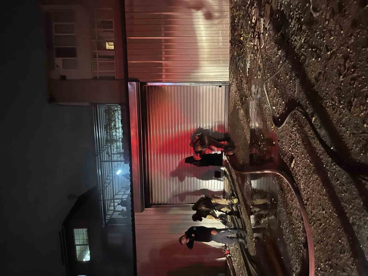 Bursa&rsquo;da marangoz at&ouml;lyesinde yangın: elektrikli ara&ccedil; ve ATV motor alev aldı
