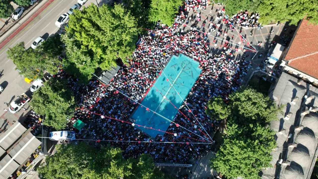 Bursa&rsquo;da meydanlara kurulan dev ekranlarda D&uuml;nya Kupası heyecanı yaşandı

