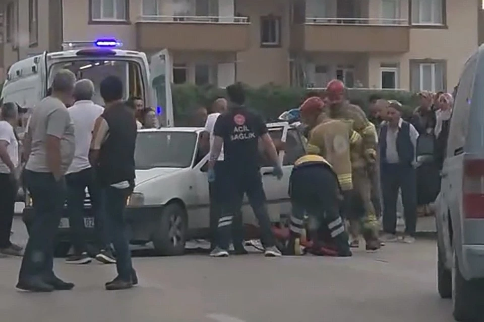 Bursa&rsquo;da minib&uuml;s ile otomobil &ccedil;arpıştı: 9 yaralı
