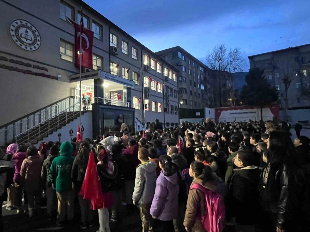 Bursa&rsquo;da minik &ouml;ğrenciler, depremde hayatını kaybedenleri unutmadı
