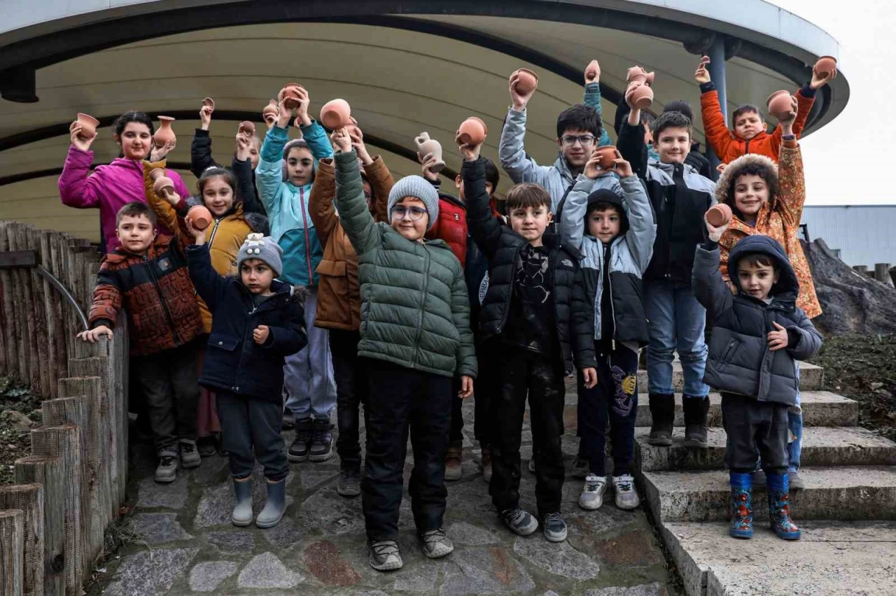 Bursa&rsquo;da minikler arkeolojiyi eğlenerek &ouml;ğrendiler
