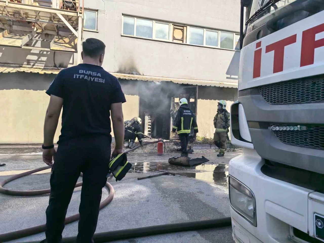 Bursa’da mobilya fabrikası alev alev yandı
