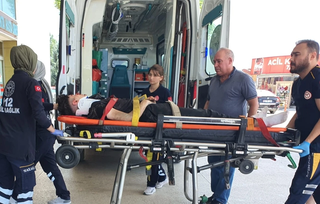 Bursa’da motosiklet dolmuş durağına daldı