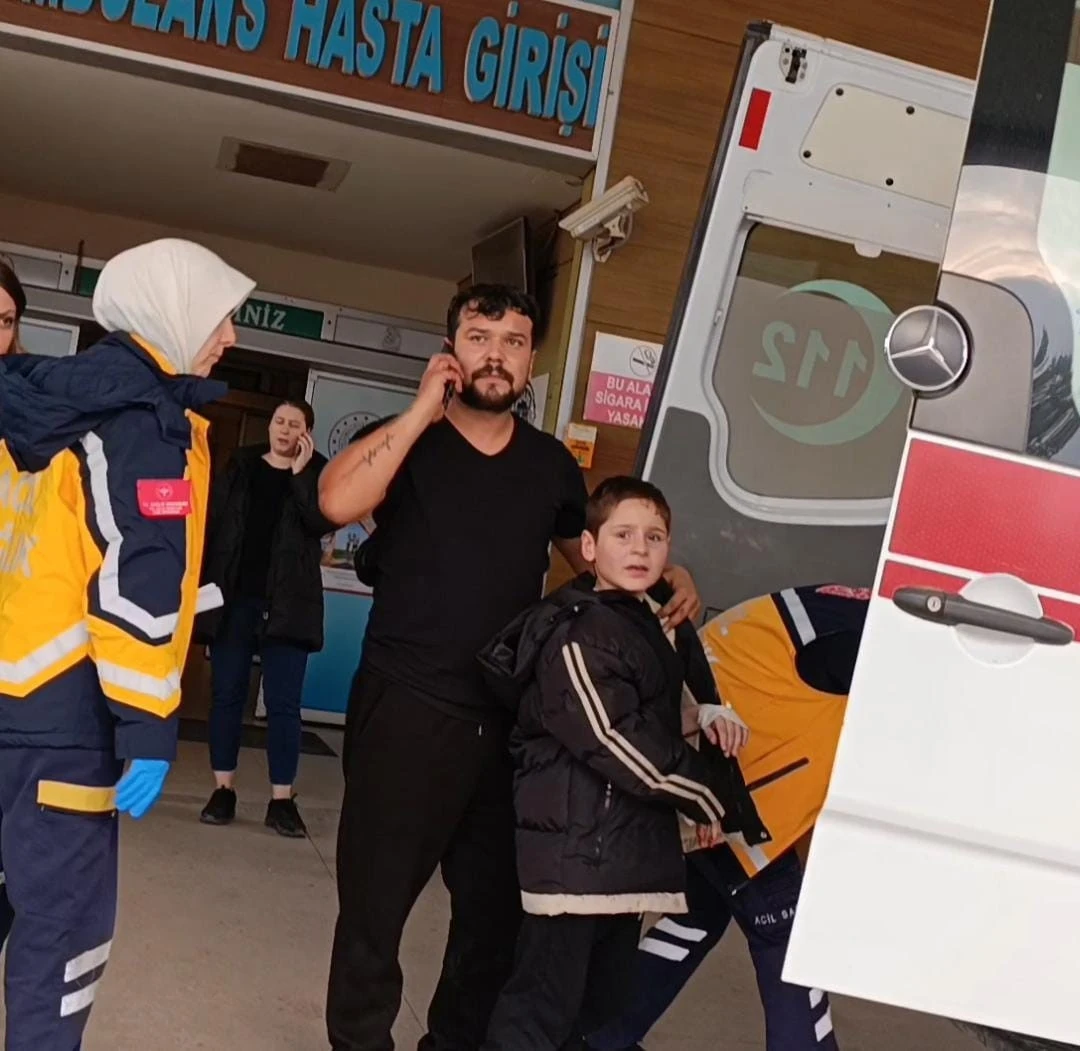 Bursa’da nacakla oynayan çocuğun parmağı kopma noktasına geldi
