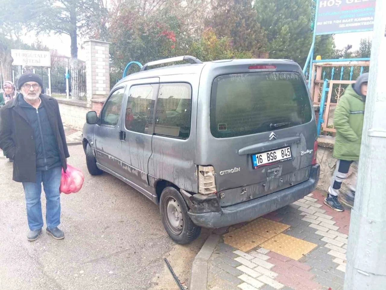 Bursa&rsquo;da otomobil hafif ticari araca &ccedil;arptı: 2 yaralı
