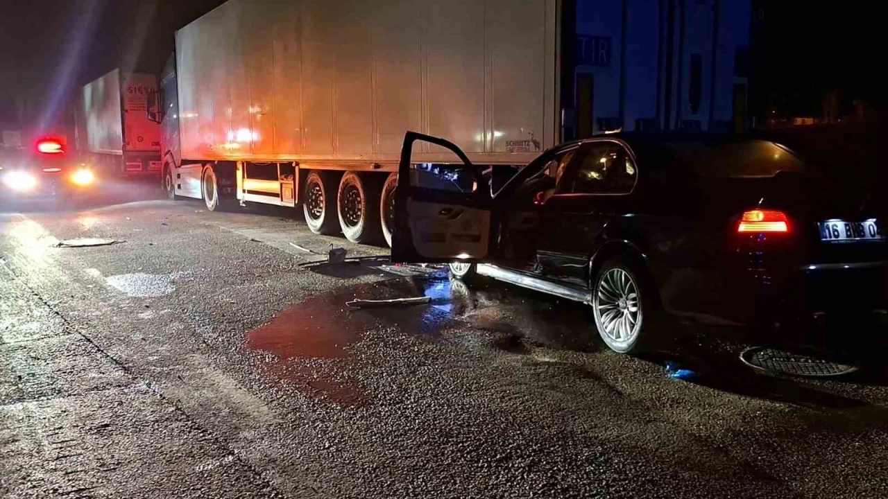 Bursa’da otomobil park halindeki tıra arkadan çarptı: 1 ağır yaralı
