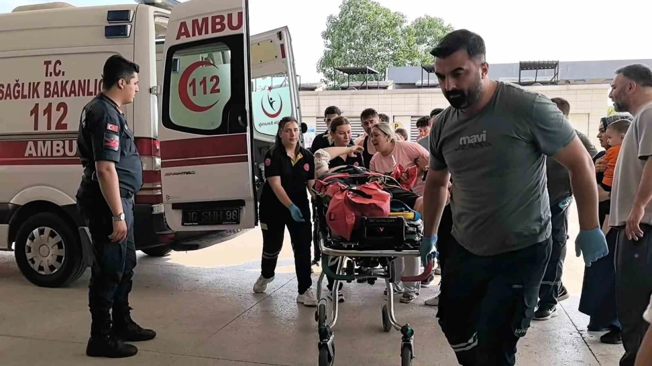 Bursa’da otomobile çarpan motosikletliler ağır yaralandı
