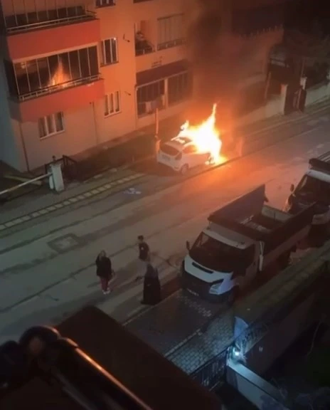 Bursa&rsquo;da otomobiller alev topuna d&ouml;nd&uuml;
