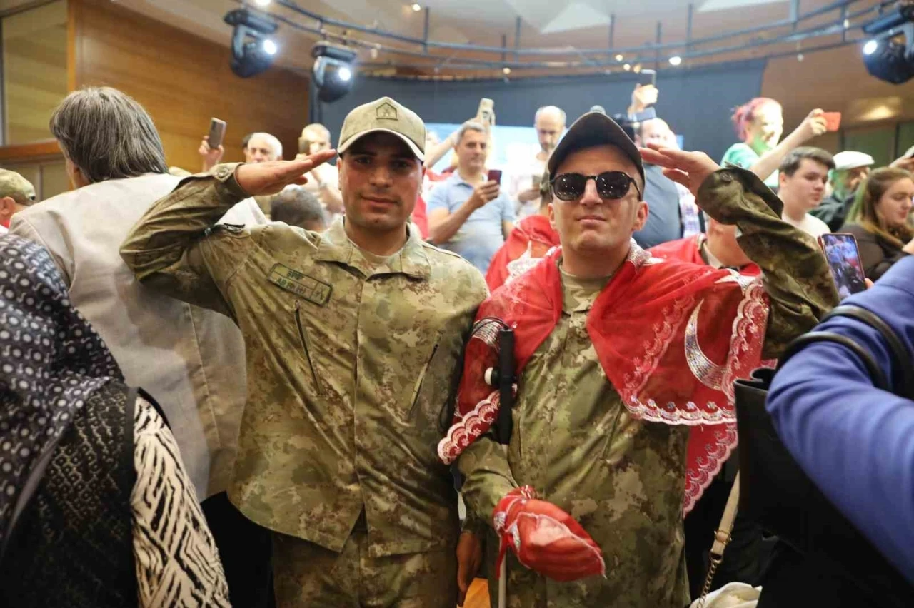 Bursa’da ‘özel askerler’ için kına eğlencesi
