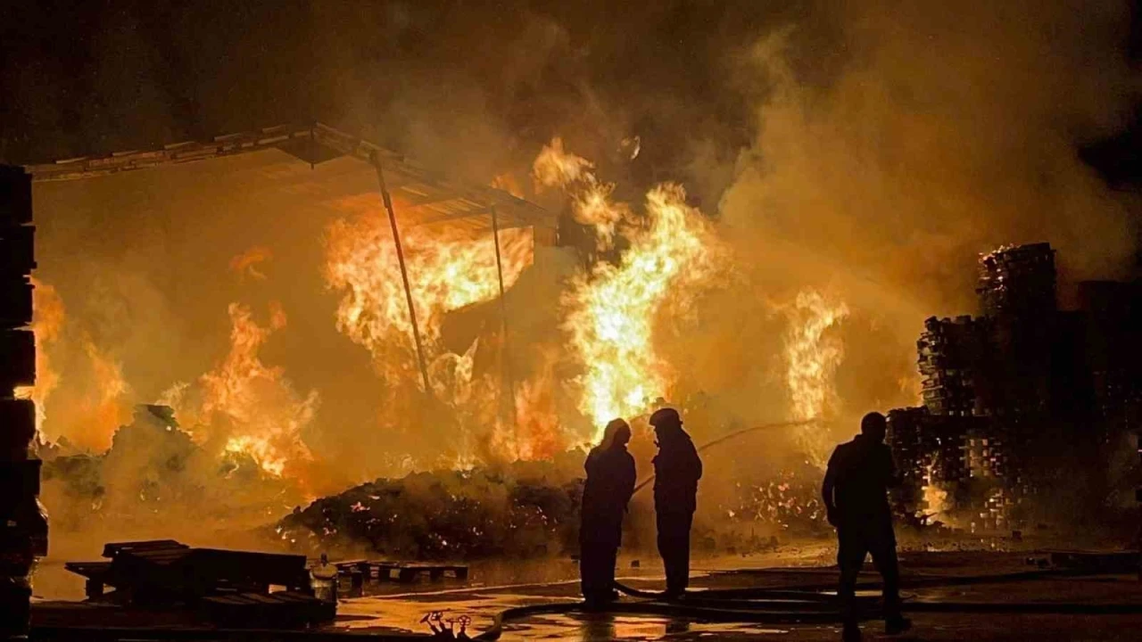 Bursa’da palet fabrikası alevlere teslim oldu
