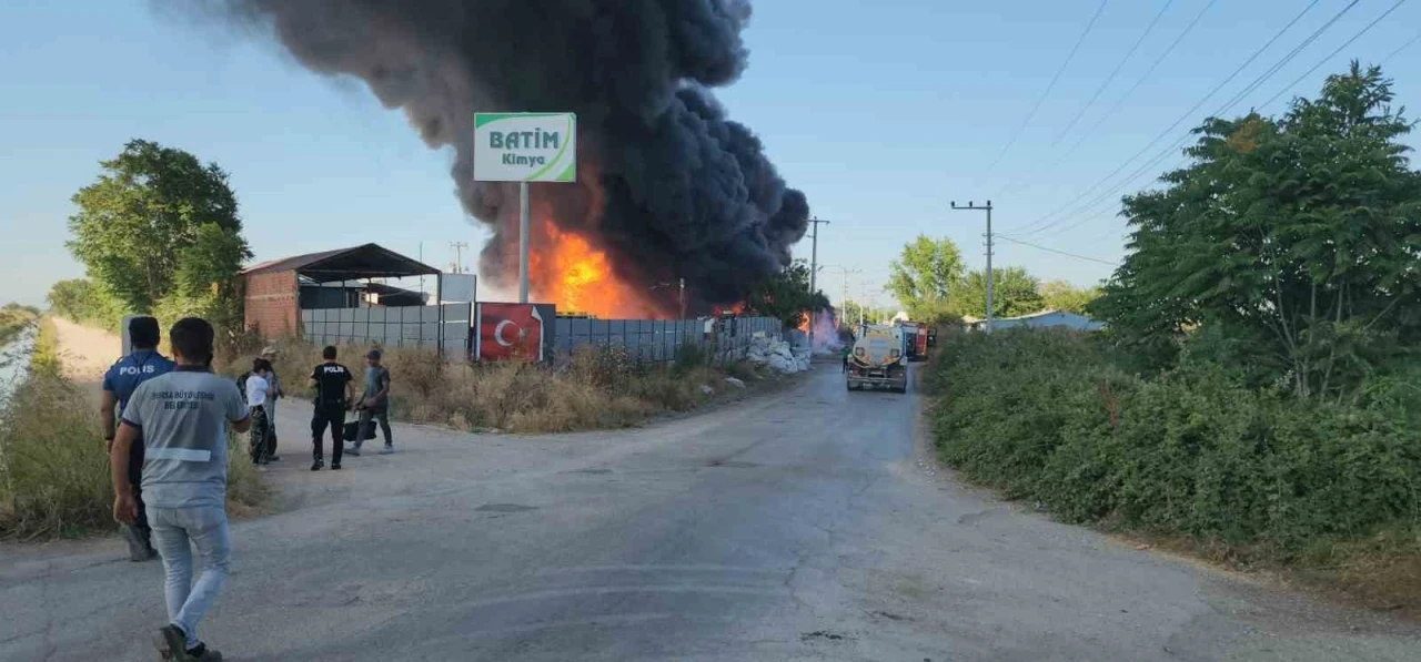 Bursa’da plastik fabrikası alevlere teslim oldu
