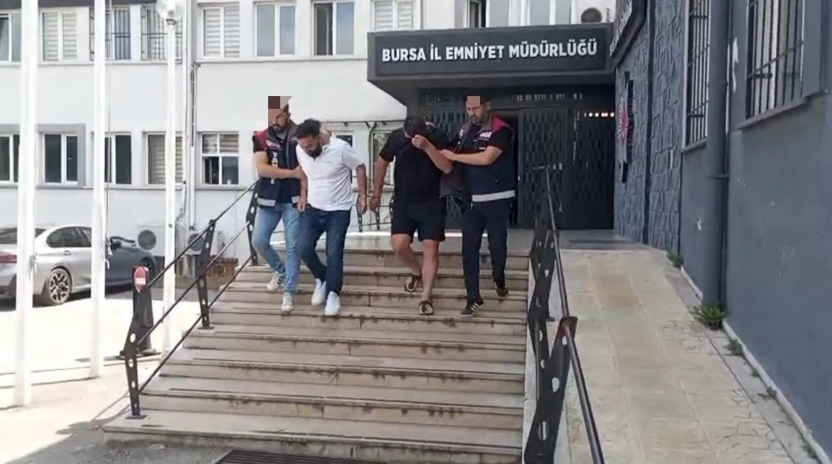 Bursa&rsquo;da "Yeğenin zor durumda" yalanıyla altın vurgunu: Yaşlı kadını dolandıran 2 ş&uuml;pheli tutuklandı
