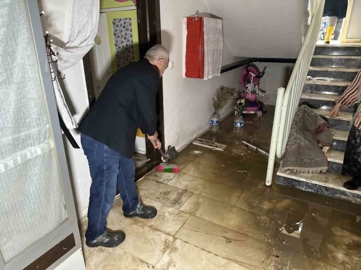 Bursa’da sağanak yağış hayatı felç etti: Evleri su bastı, yollar kapandı

